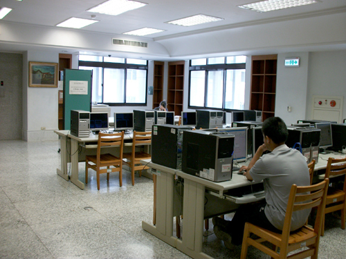 圖書館二樓電腦區環境